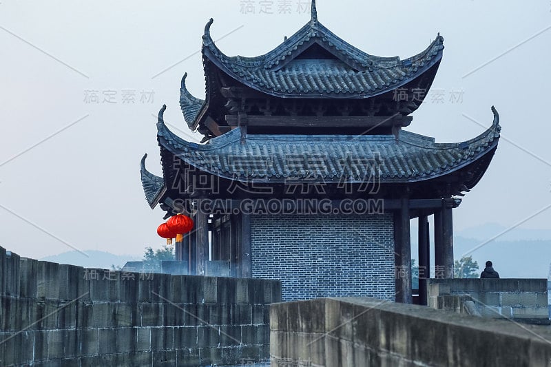 该建筑位于中国西南著名的古建筑群——郎中古城。主要是砖瓦结构的古建筑、红灯笼和大树。