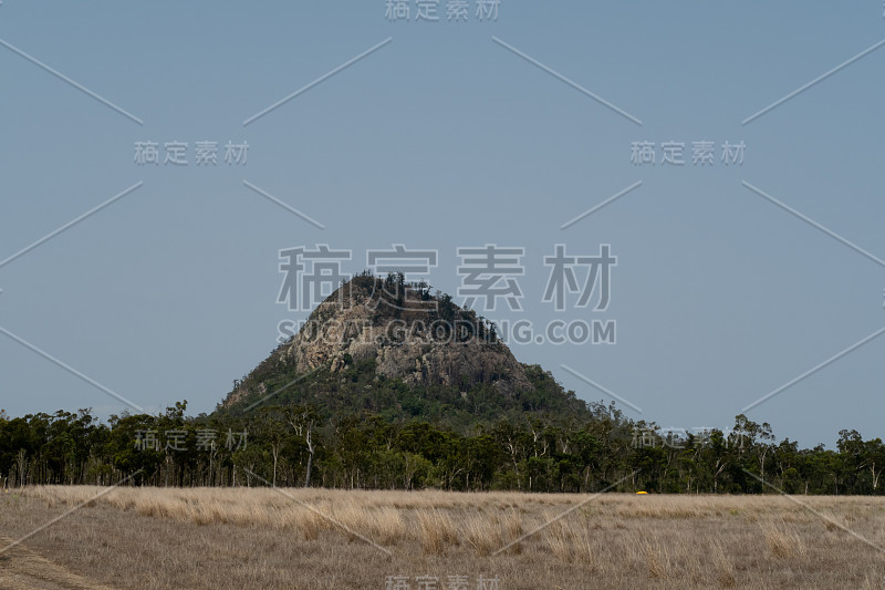 一个令人印象深刻的粗面细胞塞从一个长期的死火山与干燥的雨林在较低的斜坡和出现箍松树在山顶。巴嘎国家公