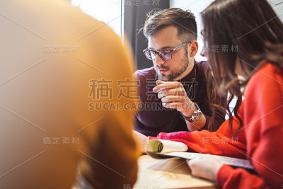 服务员向一对年轻夫妇点菜