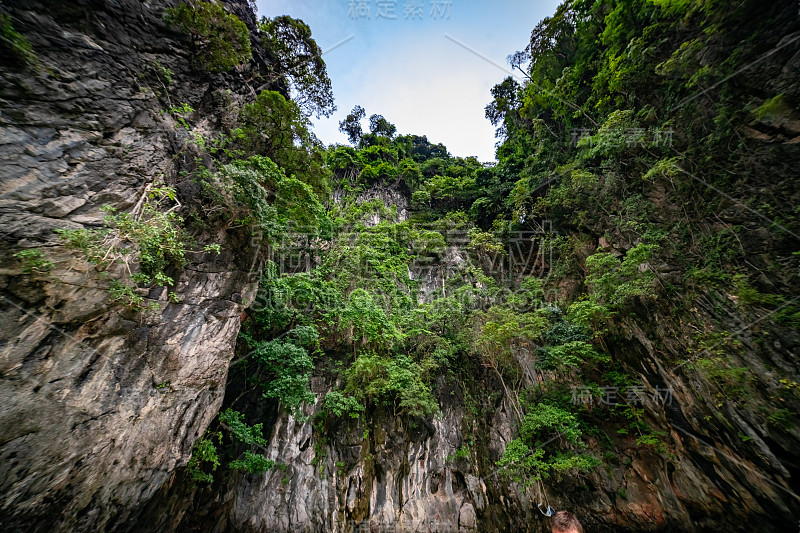 郁郁葱葱的绿色丛林山顶上的猴子海滩在皮皮岛，泰国。