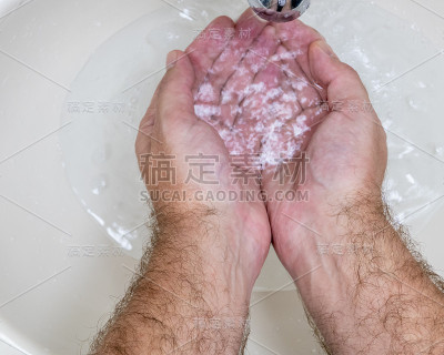 男人洗手特写从上面