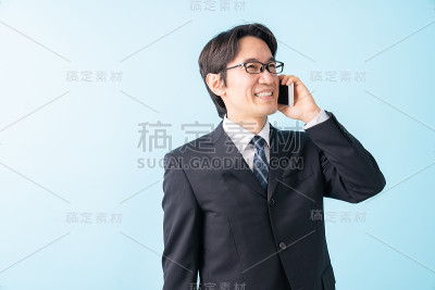 在电话里说话的中年商人