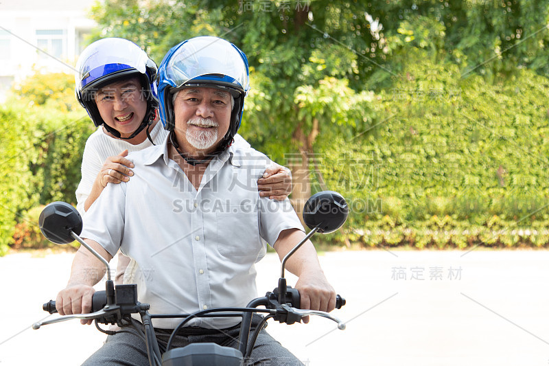 骑摩托车的亚洲老夫妇，快乐活跃的老年生活理念