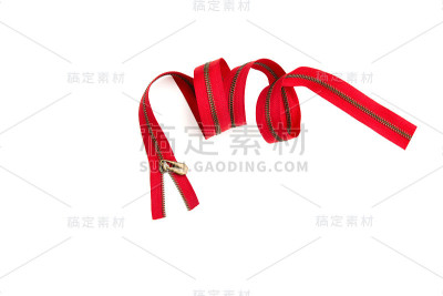 衣服红色拉链关闭位置。拉链像衣服嘴的概念。拉链孤立在白色背景上。