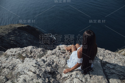 悬崖上的长发美女