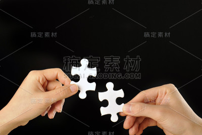 人的双手有拼图，黑色的背景