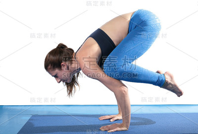 女人练习瑜伽