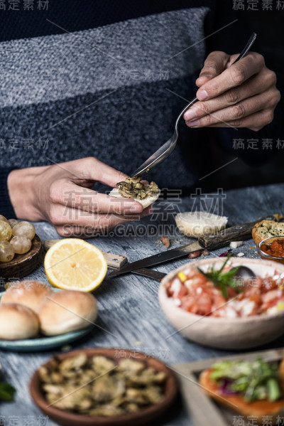 年轻人把炸蘑菇放在小面包上