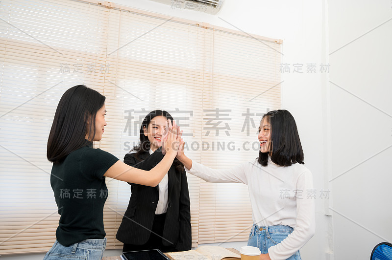 职场女性坐在办公室开会