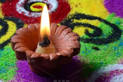 粘土灯盏在排灯节庆祝期间点燃，以兰高利为背景
