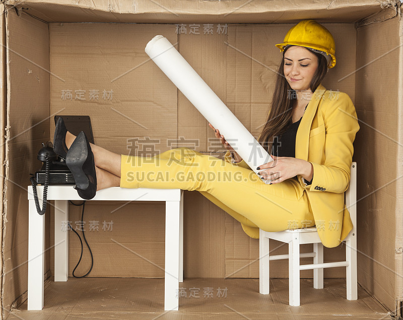 年轻的建筑学生总是把计划握在手里