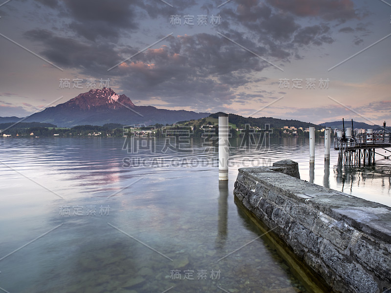 在湖上(皮拉图斯山，Vierwaldstättersee)