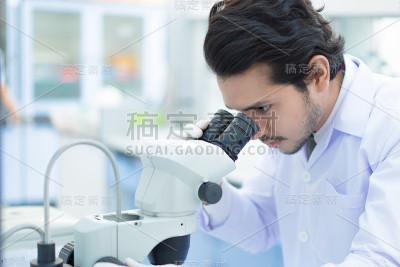 亚洲科学家正在使用显微镜