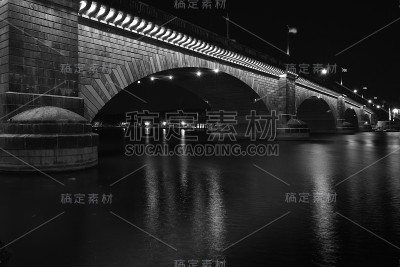 9月晚上哈瓦苏湖的伦敦桥