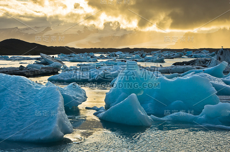 日落时分，Jokulsarlon冰川泻湖上的冰山融化