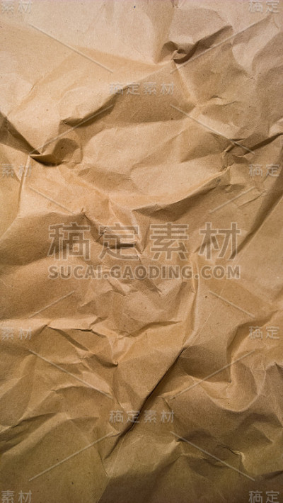 皱巴巴的棕色纸纹理-垂直