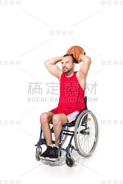 轮椅上的运动员在打篮球