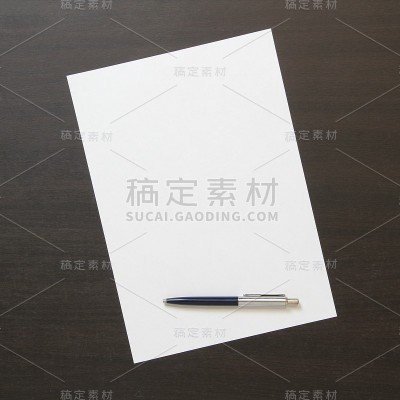 模板用白纸与笔在深色木纹色的背景上