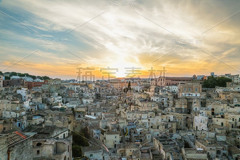 马泰拉古城全景(Sassi di Matera)在美丽的金色日落，巴西利卡塔，意大利