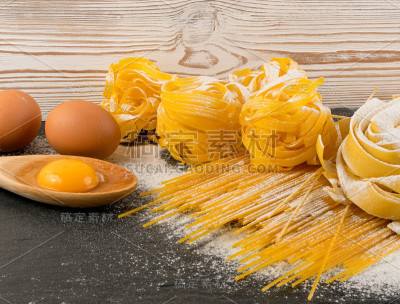 生的黄色意大利宽面条，宽面条或干面条