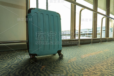 蓝色行李箱隔离在机场