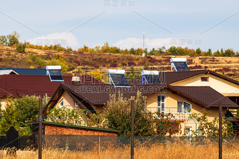 屋顶上的太阳能热水器。太阳能热水板，屋顶系统。