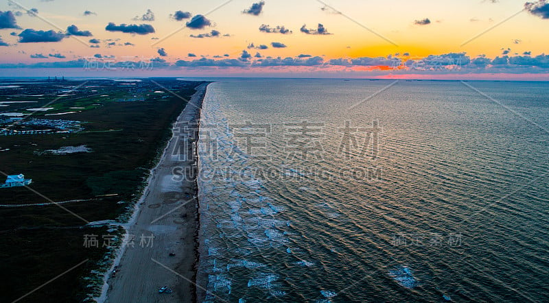 高空无人机俯瞰帕德雷岛墨西哥湾的海浪在日出时撞击海滩