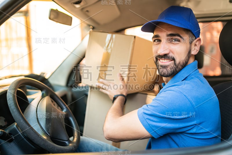 送货员开着货车，座位上放着纸箱。