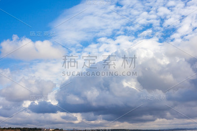 白云伴蓝天，纹理自然