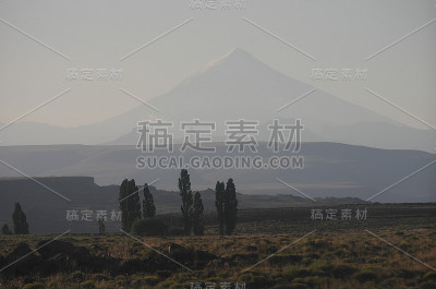 从鲁塔40看到的拉宁火山剪影