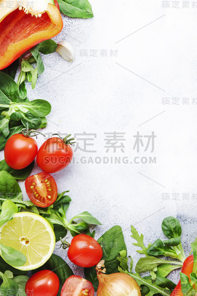 以各种绿色草本植物和蔬菜为背景的健康食品。做沙拉的原料。素食和素食食品的概念。俯视图，复制空间