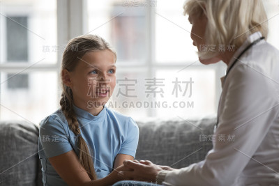 关注小女孩牵着老治疗师的手