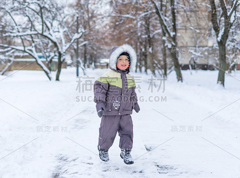 肖像微笑快乐的小男婴在户外玩雪。冬天的一天。幸福的家庭。积极的人类情感，感受，快乐。活跃的冬季比赛。