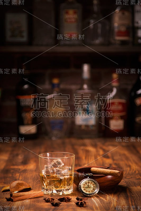 乡下的桌子上放着一杯威士忌。酒吧的背景