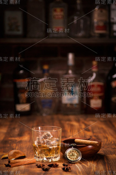 乡下的桌子上放着一杯威士忌。酒吧的背景