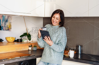 在家办公的商业女性