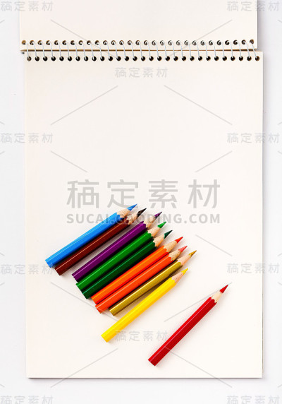 笔记和彩色铅笔在一张白纸上