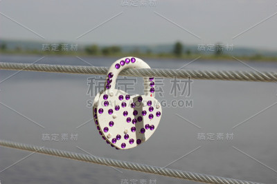 象征性的锁在电缆上