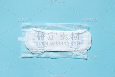 打开蓝色背景的白色女性卫生垫。平的。前视图。