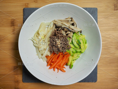 韩国食品牛肉蔬菜石锅拌饭