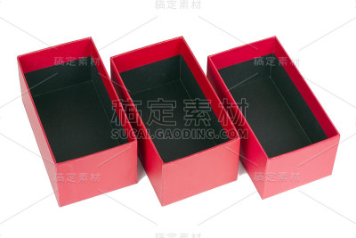 装电子产品的红色空纸板箱。孤立的