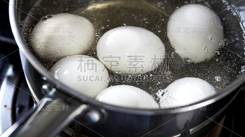 在热水中煮沸的白鸡蛋