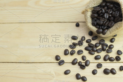 木头上的咖啡豆。本空间