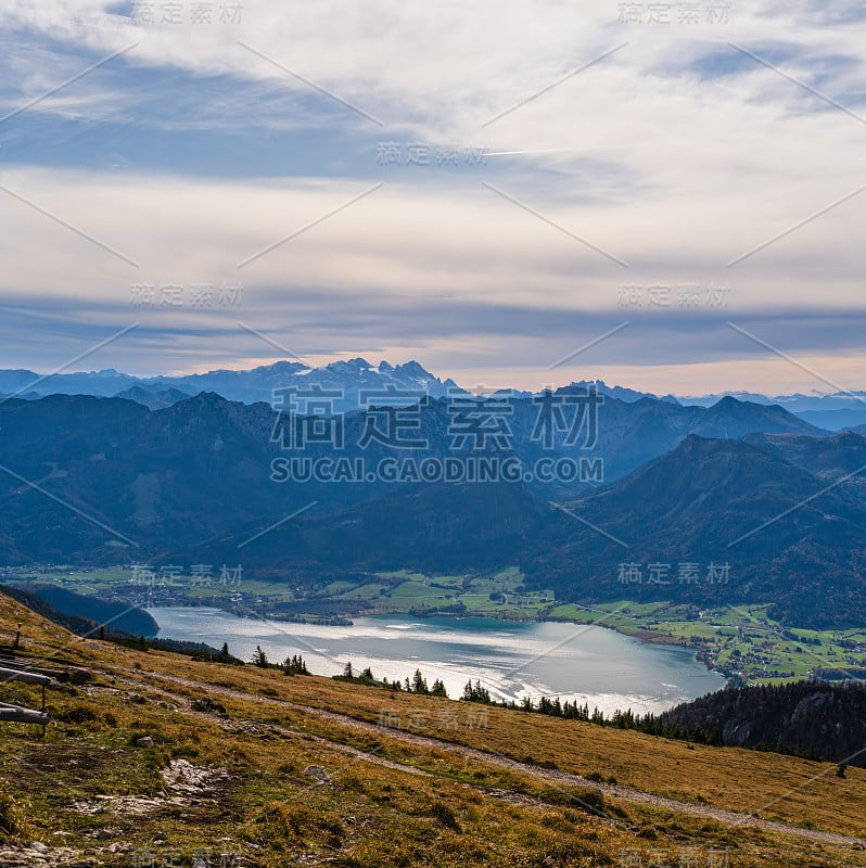 风景如画的秋天阿尔卑斯山山湖从沙夫伯格的观点，萨尔茨卡默古特，上奥地利。