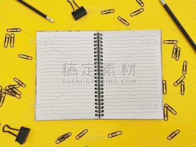 黄色背景的笔记本，工作概念