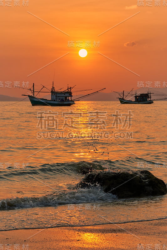 泰国甲米喀琅芒海滩的日落。