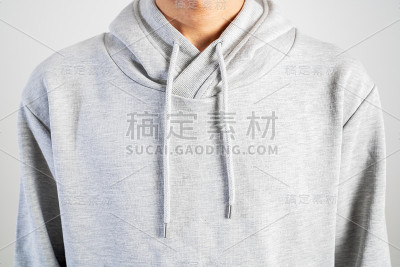 年轻人穿灰色帽衫，运动衫模型，孤立在白色背景。