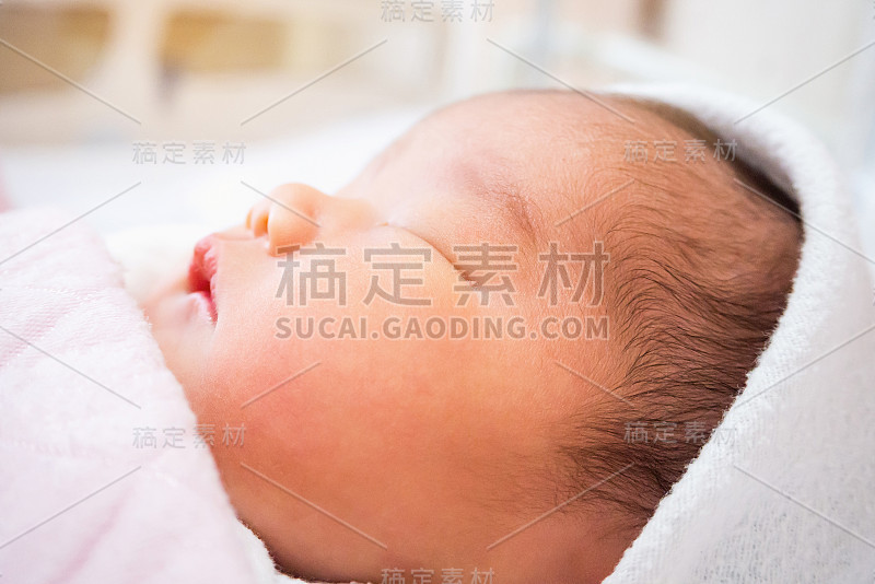 可爱的新生亚洲女婴