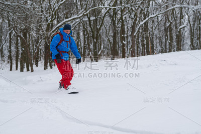 一名冒险家在厚厚的雪地上滑雪