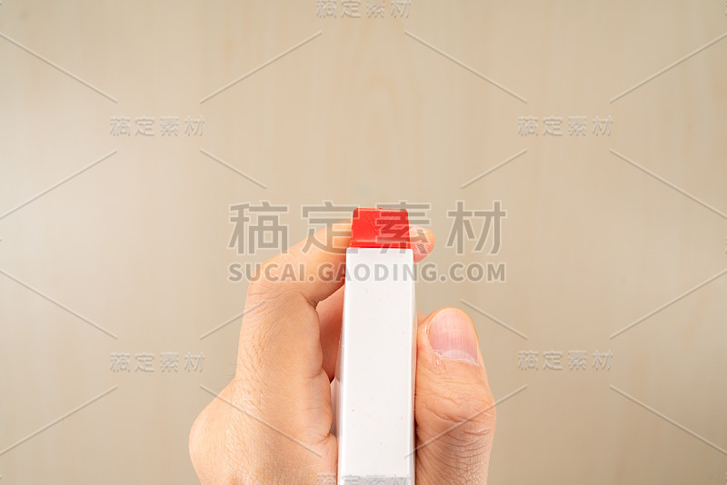 白色背景的防护口罩和洗手液凝胶机，用于预防新型冠状病毒(2019-nCoV)或COVID-19和流感